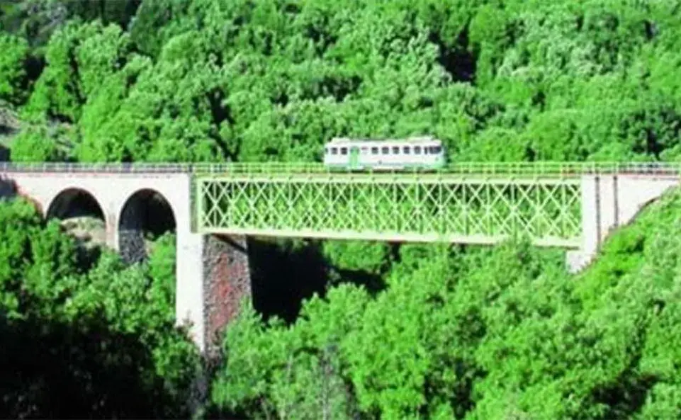 Uno dei ponti sul percorso del Trenino Verde (L'Unione Sarda)