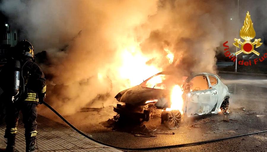 Assemini, auto e camper a fuoco nella notte
