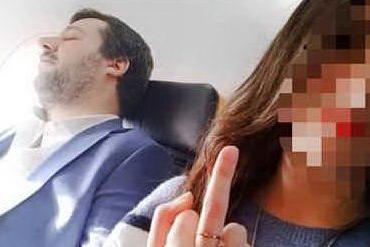 Salvini dorme in aereo, ragazza scatta un selfie col dito medio