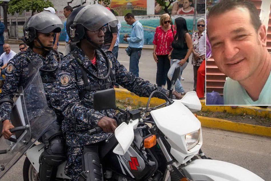 La polizia venezuelana. Nel riquadro, la vittima