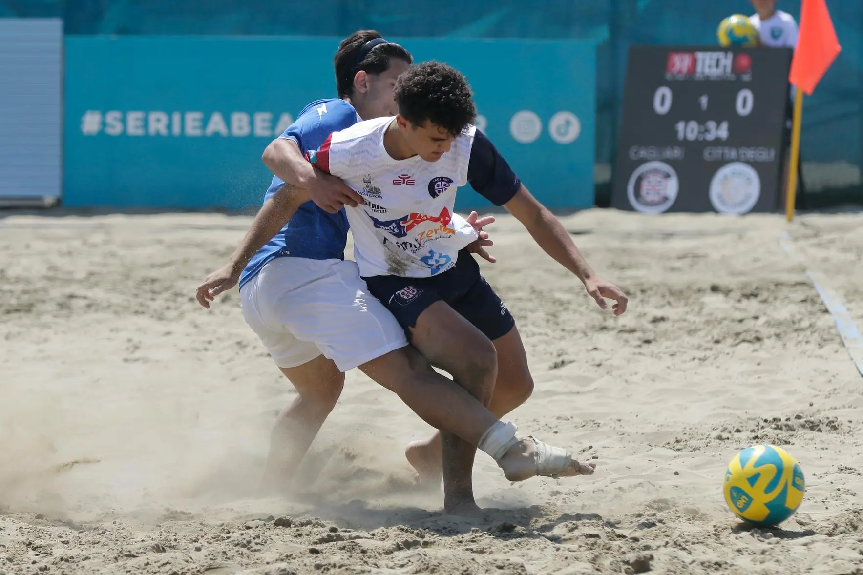 Roberto Galindo Suárez (a destra), giocatore spagnolo dell'Under-20 del Cagliari Beach Soccer, durante la partita col Città degli Eventi dove ha realizzato una doppietta (foto concessa da LND)