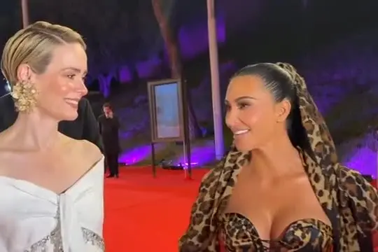 Kim Kardashian sul red carpet di Roma presenta "All's Fair"