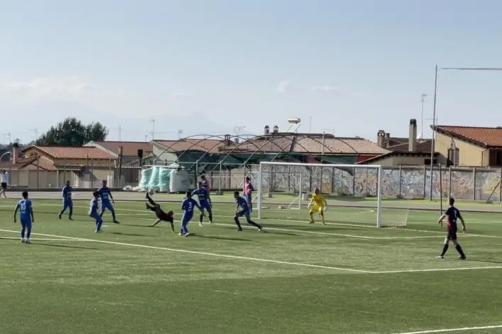 Il gol di Filippo Littarru del Taloro Gavoi nella partita col Monastir (foto Spignesi)