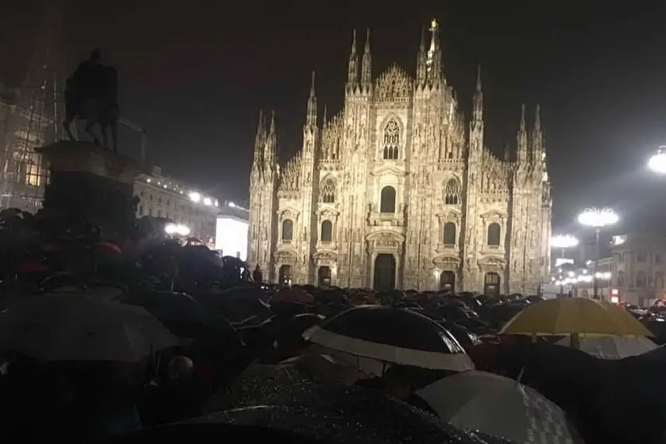 Migliaia di Sardine in piazza a Milano sotto la pioggia