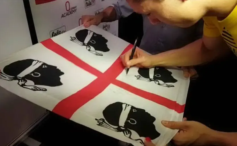 Filippo autografa la bandiera con i 4 Mori