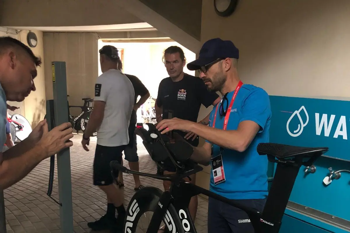 Giorgio Carta mentre verifica che le misure della bicicletta rispettino le linee guida UCI.