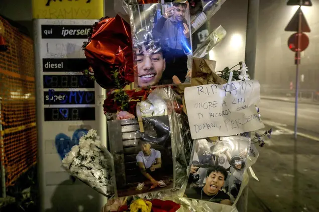 Fiori e messaggi per Ramy (Ansa)