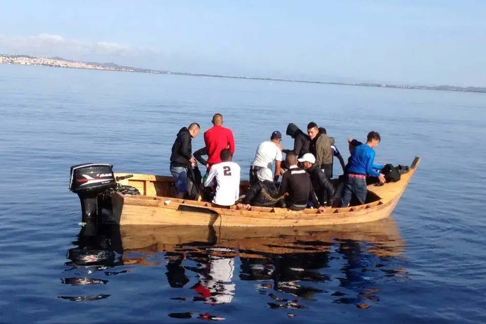 Un barchino di migranti (Ansa)