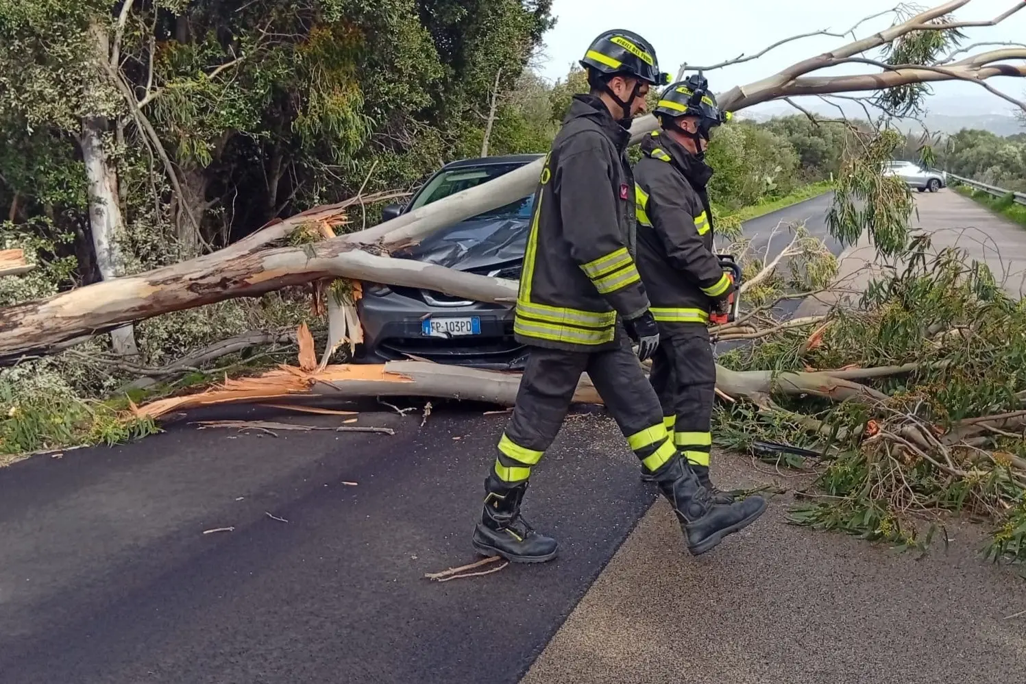 L'auto danneggiata ad Arzachena
