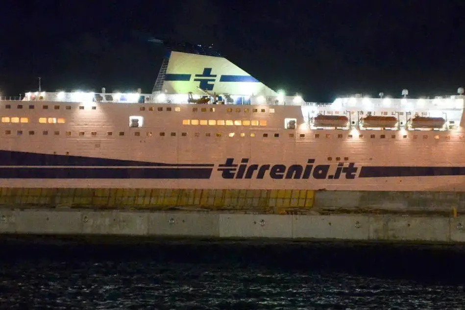 La nave della Tirrenia a Porto Torres (foto Calvi)