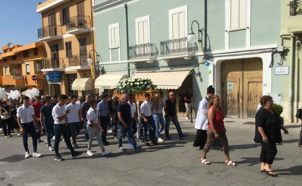 Folla ai funerali del giovane Andrea