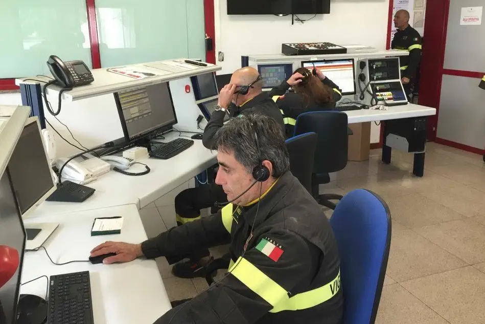 La sala operativa dei vigili del fuoco di Oristano (L'Unione Sarda - Sanna)