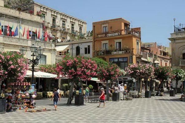 Una piazza di Taormina