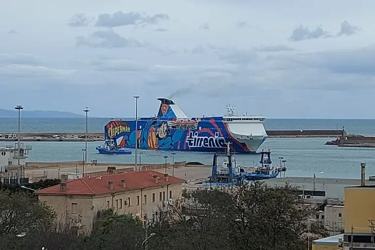 Arrivo della Tirrenia a Porto Torres (foto Pala)