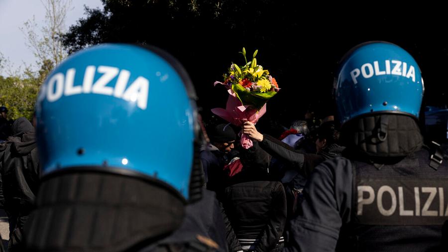 Debutta il fermo preventivo, 91 anarchici bloccati prima del corteo. Meloni: «Il decreto sicurezza funziona»