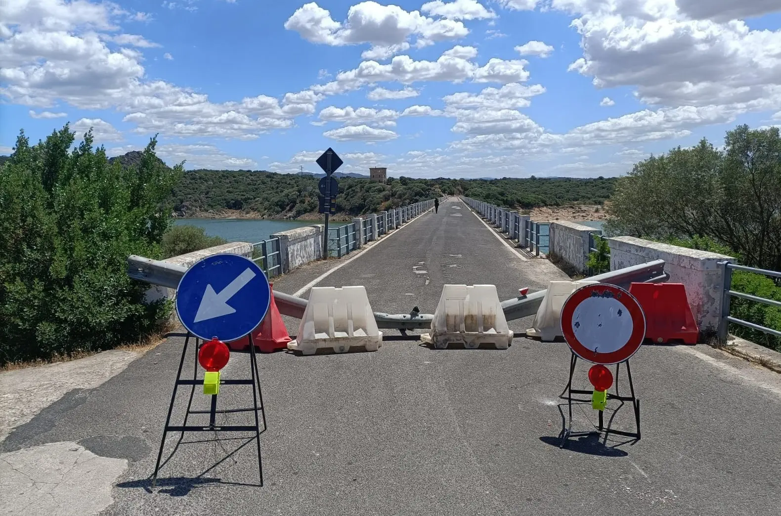 La chiusura del ponte (L'Unione Sarda - Tellini)