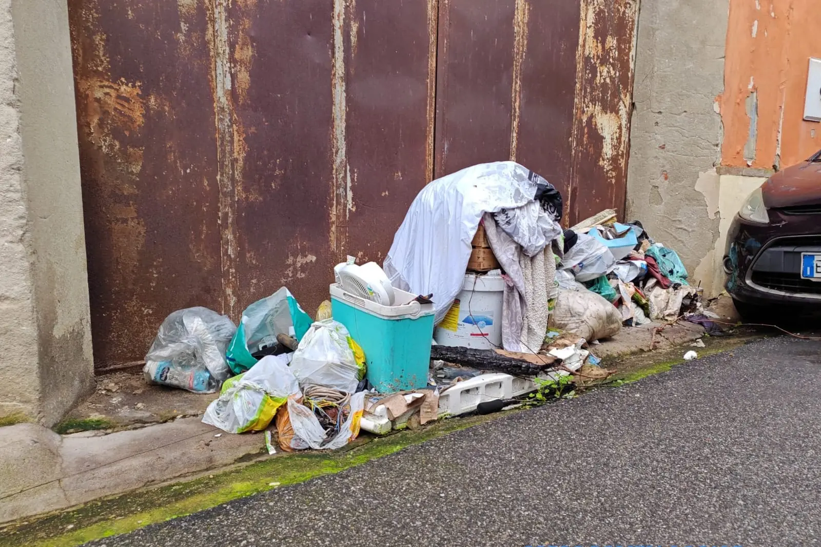 I rifiuti abbandonati (Foto: Polizia Locale)