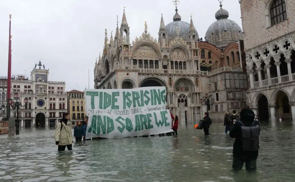 Uno striscione per Venezia: &quot;Tide is rising and so are we&quot;, &quot;La marea si sta alzando, e anche noi ci stiamo rialzando&quot;