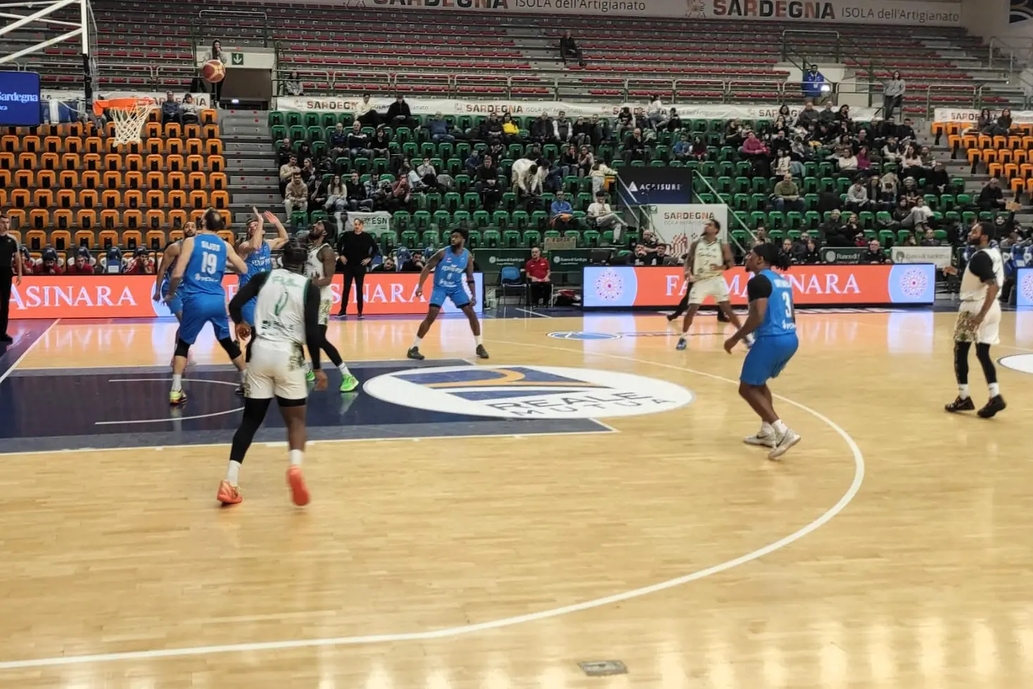 La Dinamo da quasi due mesi non riesce a schierare sei stranieri (foto G. Marras)