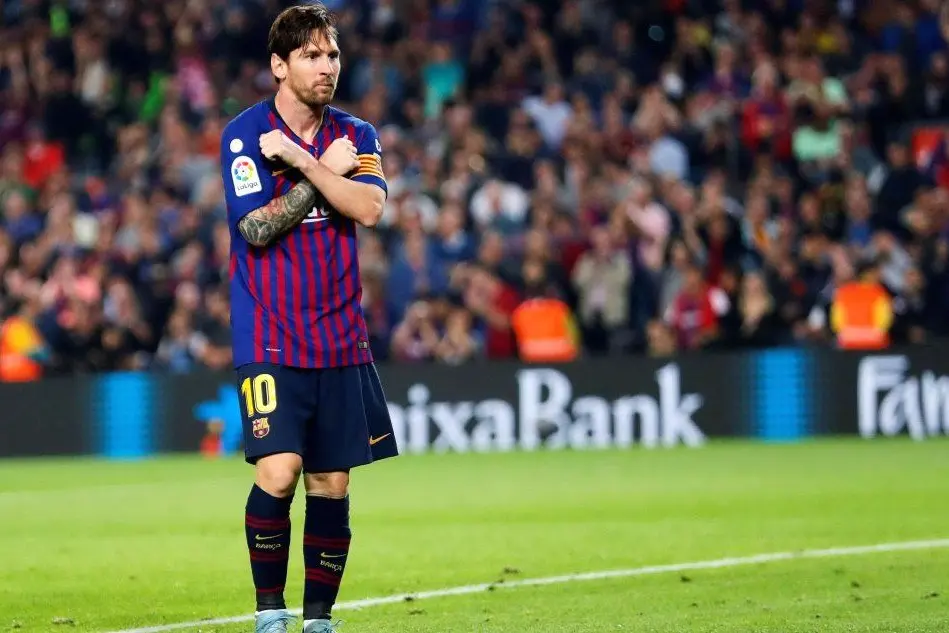 Leo Messi dopo il gol del 2-0 al Siviglia, di lì a poco accuserà un infortunio (Ansa)