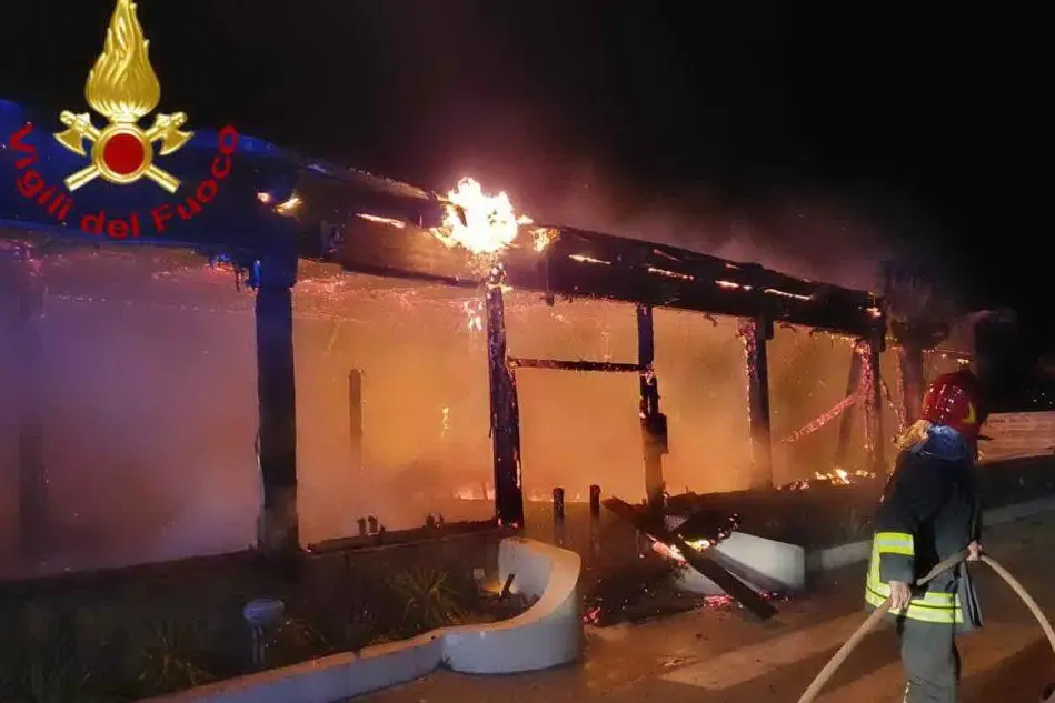 Il locale a fuoco (Foto Vigili del Fuoco)