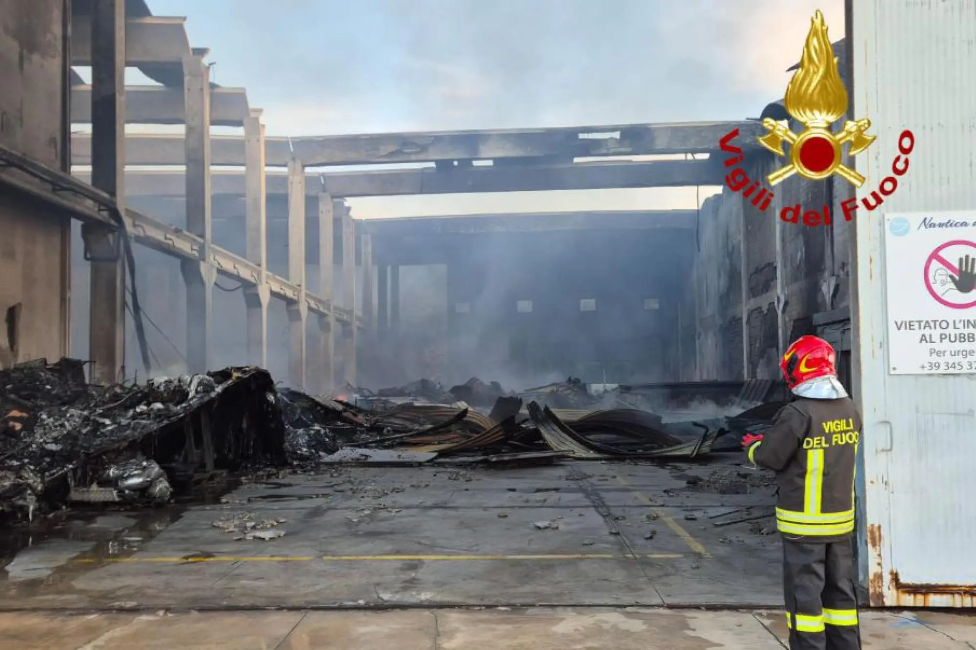 I vigili del fuoco sul luogo dell'incendio (L'Unione Sarda)