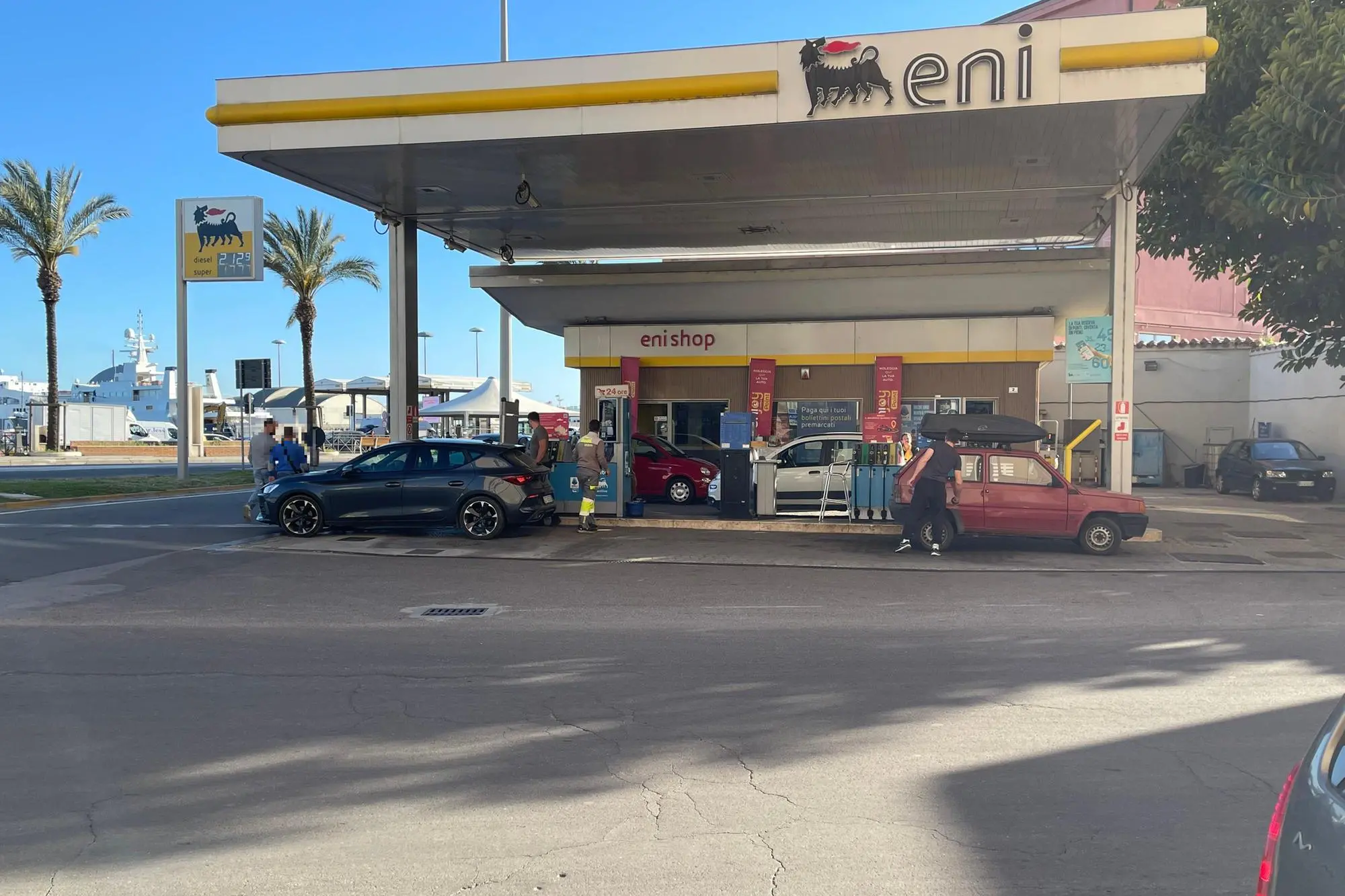 Clienti al distributore di benzina Eni di viale La Plaia a Cagliari (foto Spignesi)