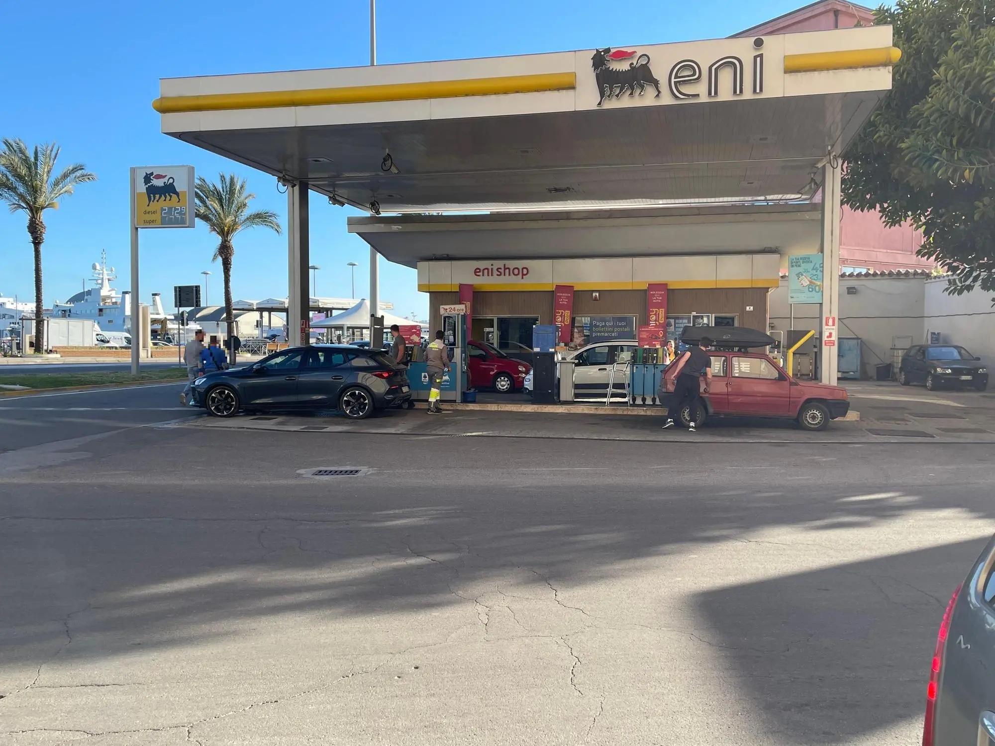 Eni fissa un tetto ai prezzi dei carburanti: da lunedì 2,19 euro per il gasolio e 1,99 per la benzina Clienti al distributore di benzina Eni di viale La Plaia a Cagliari (foto Spignesi)