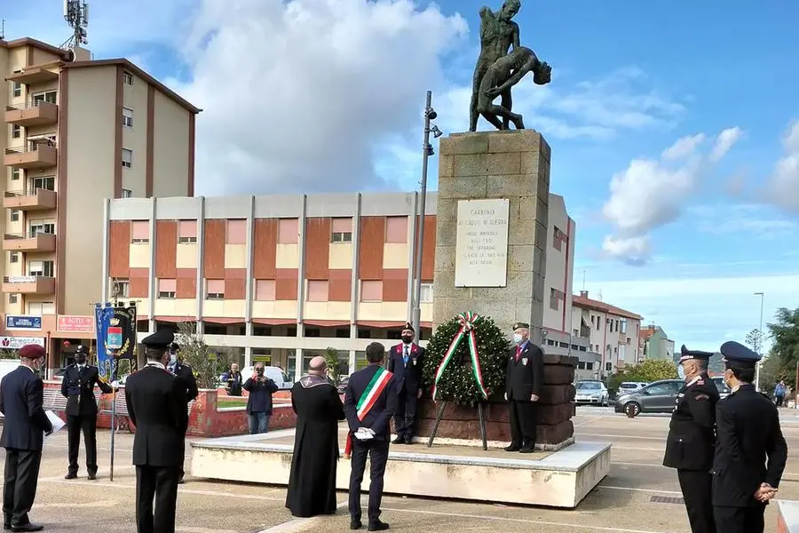 Il nuovo sindaco davanti al Monumento ai Caduti (L'Unione Sarda - Scano)