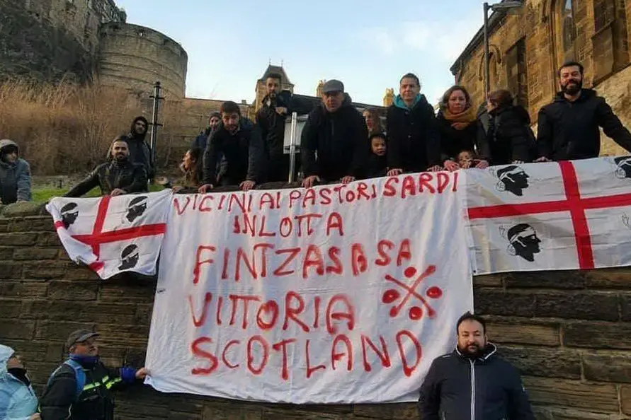 Davanti al castello di Edimburgo sventolano le bandiere dei Quattro Mori: la solidarietà arriva anche dalla Scozia. La foto è di Laura Girardi