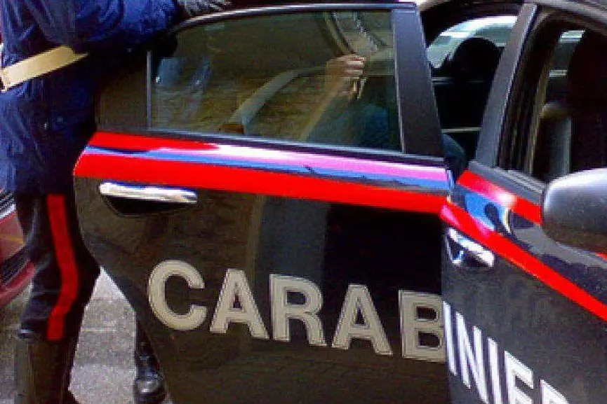 I carabinieri procedono a un arresto