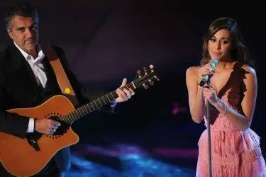 Belen Rodriguez canta accompagnata dal padre Gustavo al Festival di Sanremo