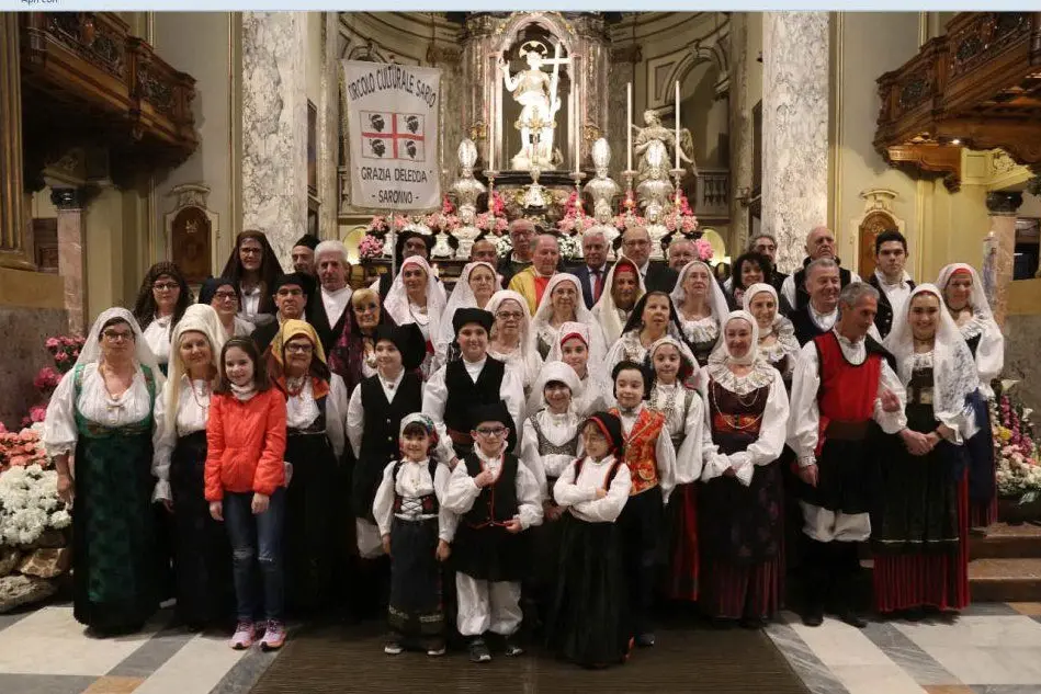 Gruppi folk in chiesa (foto concesse a L'Unione Sarda da Anselmo Passoni)