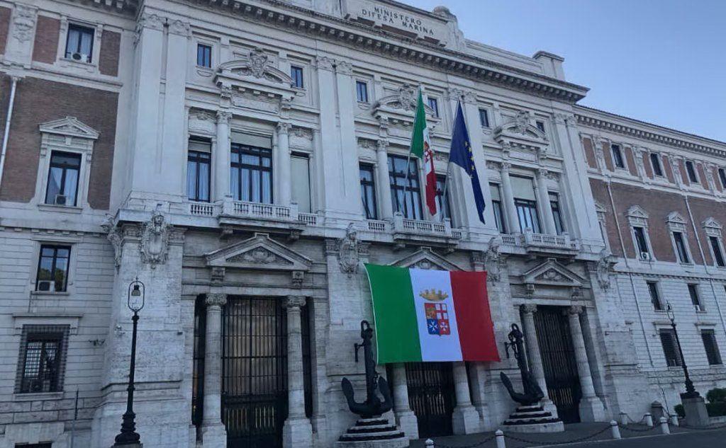 Il tricolore in bella vista nel palazzo del Ministero della Difesa