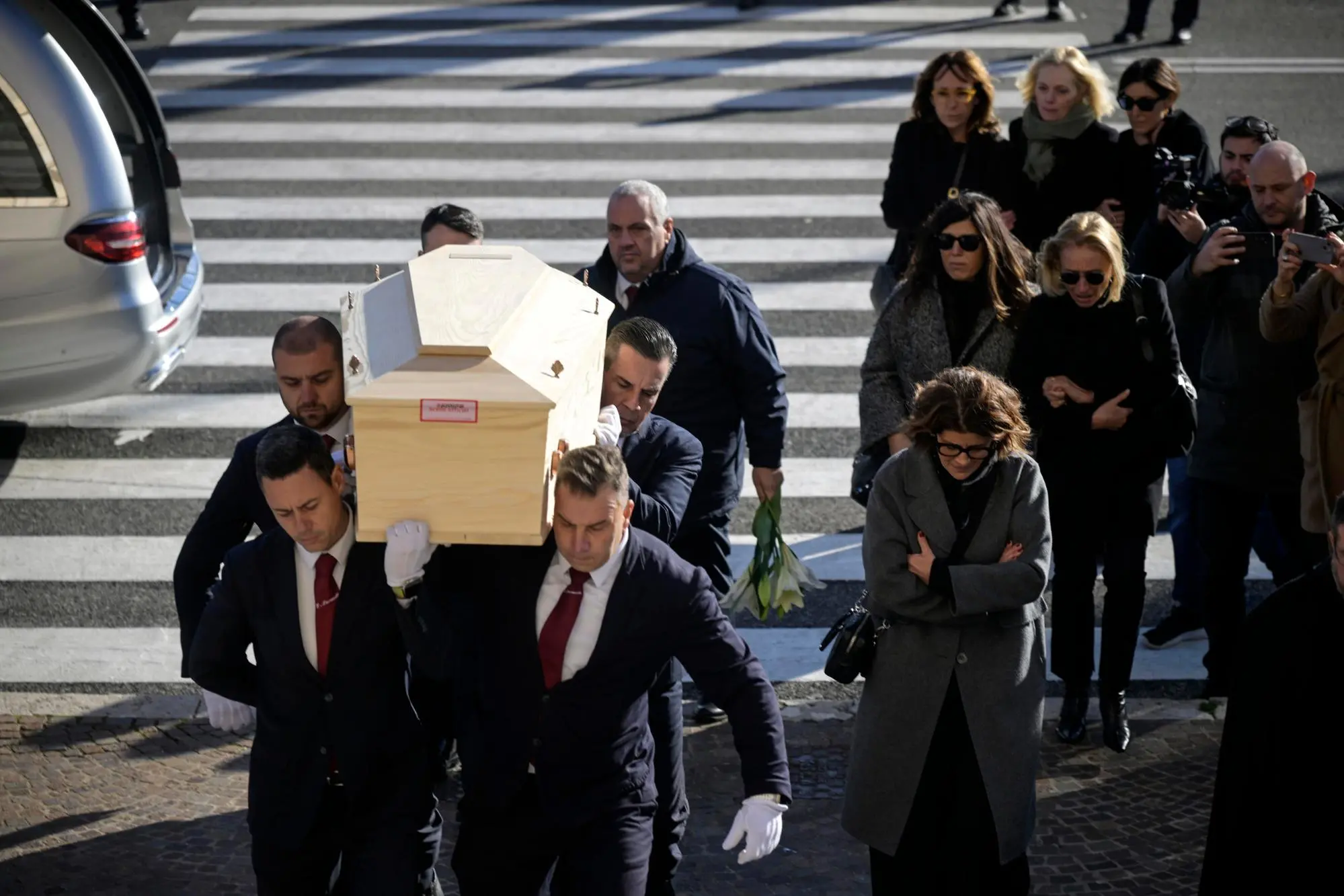 L’arrivo del feretro durante i funerali di Riccardo Minghetti nella Chiesa di San Pietro e Paolo a Roma (Ansa)