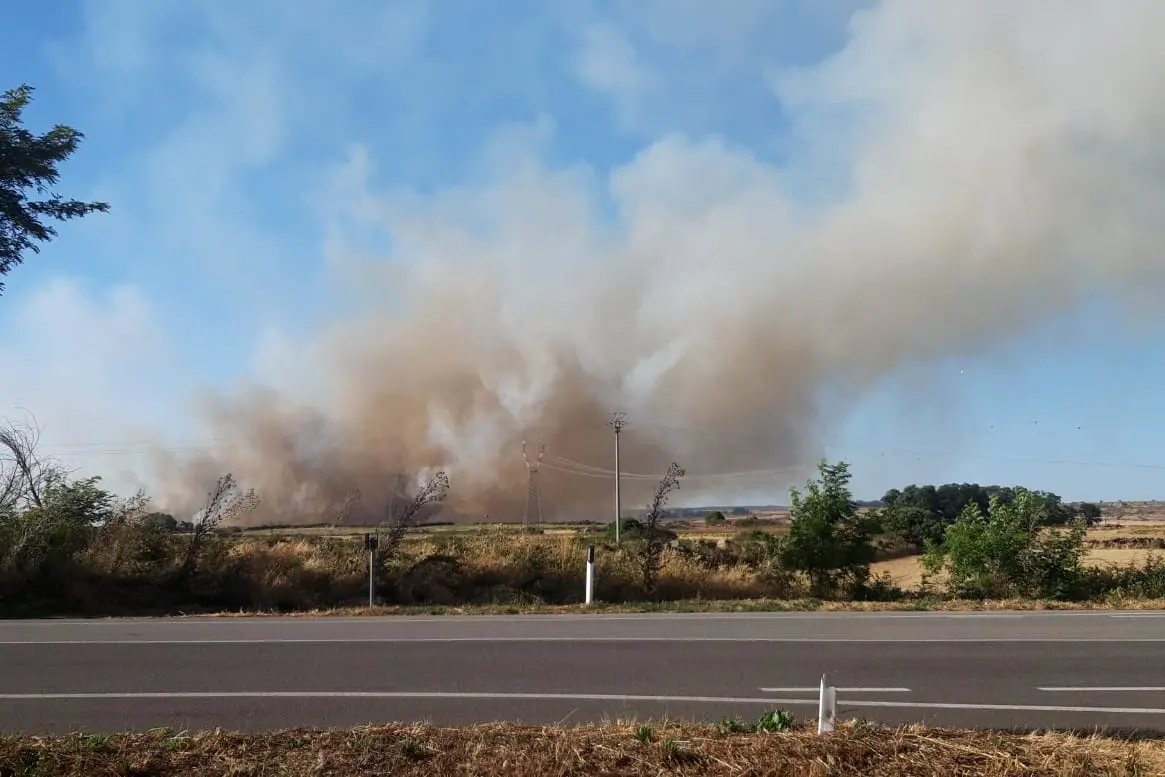 Un incendio fra Macomer e Sindia