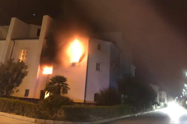 L'incendio nella chiesa del Cristo Re a Valledoria (foto concessa)