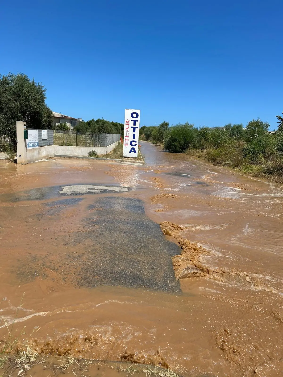 La strada allagata davanti all'azienda Filar (Secci)