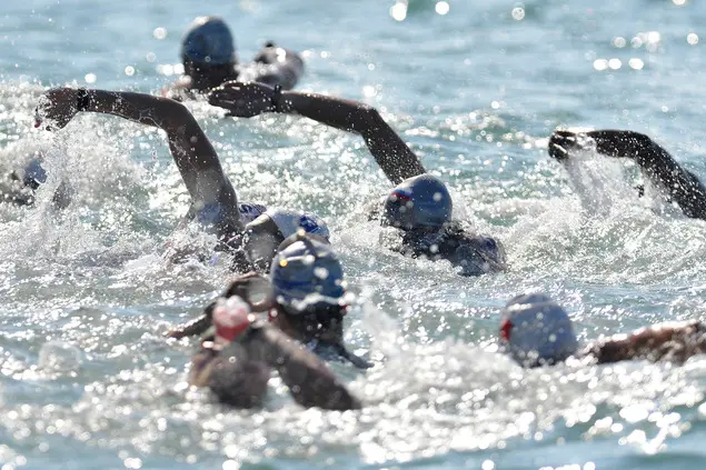 Nuoto in acque libere (Foto Ansa)
