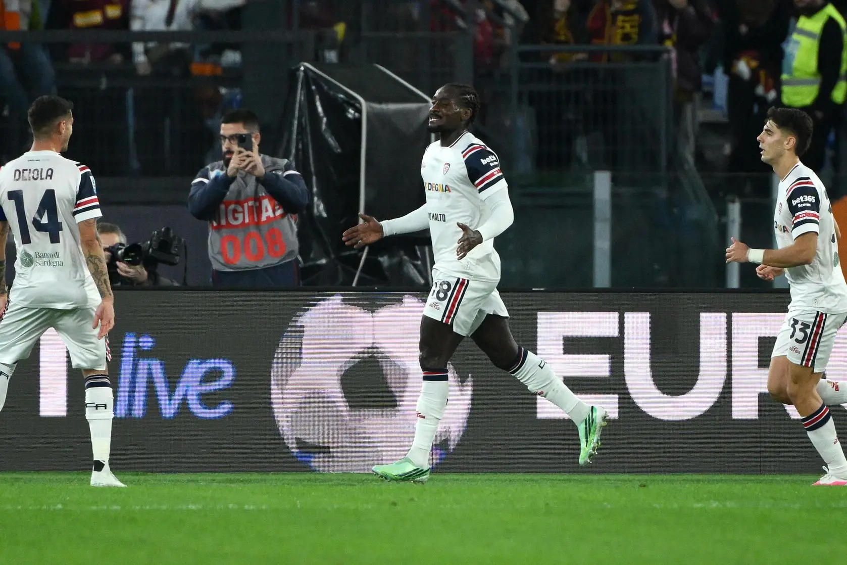 M'Bala Nzola esulta dopo il primo gol di Roma-Cagliari (foto Ansa)