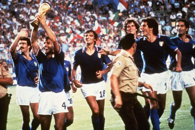 I festeggiamenti dei giocatori della nazionale italiana dopo aver battuto la Germania nella finale dei Mondiali (Ansa)