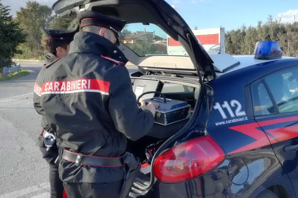 Controlli dei carabinieri della compagnia di Isili con l'etilometro (foto Antonio Pintori)