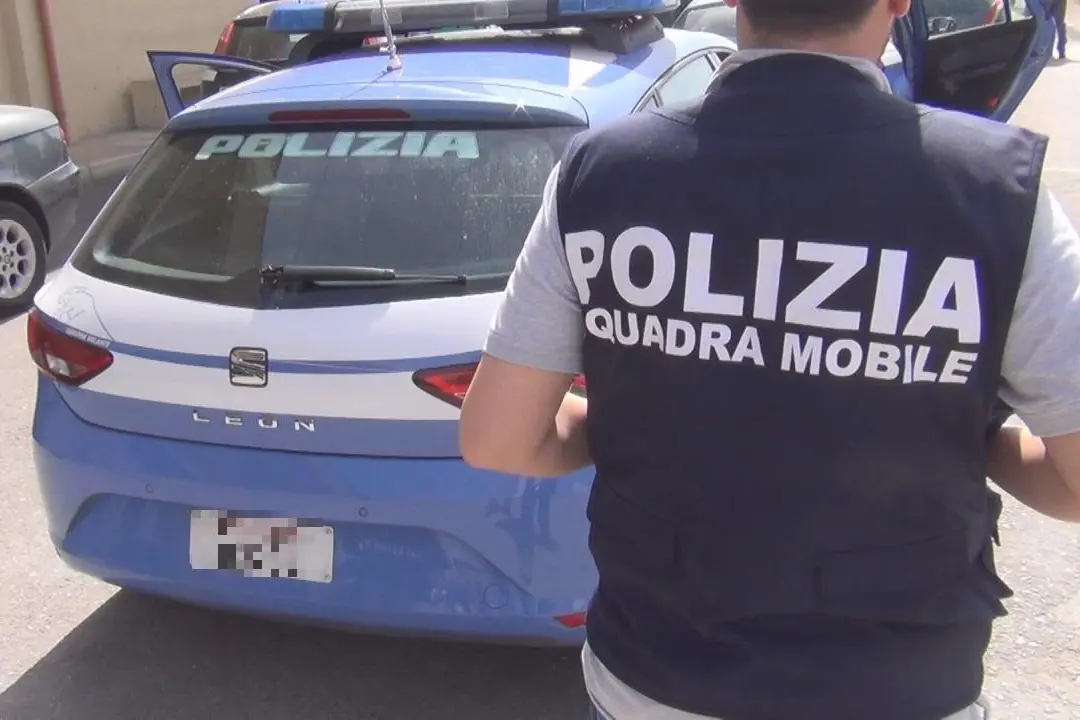 Un agente della squadra mobile di Cagliari