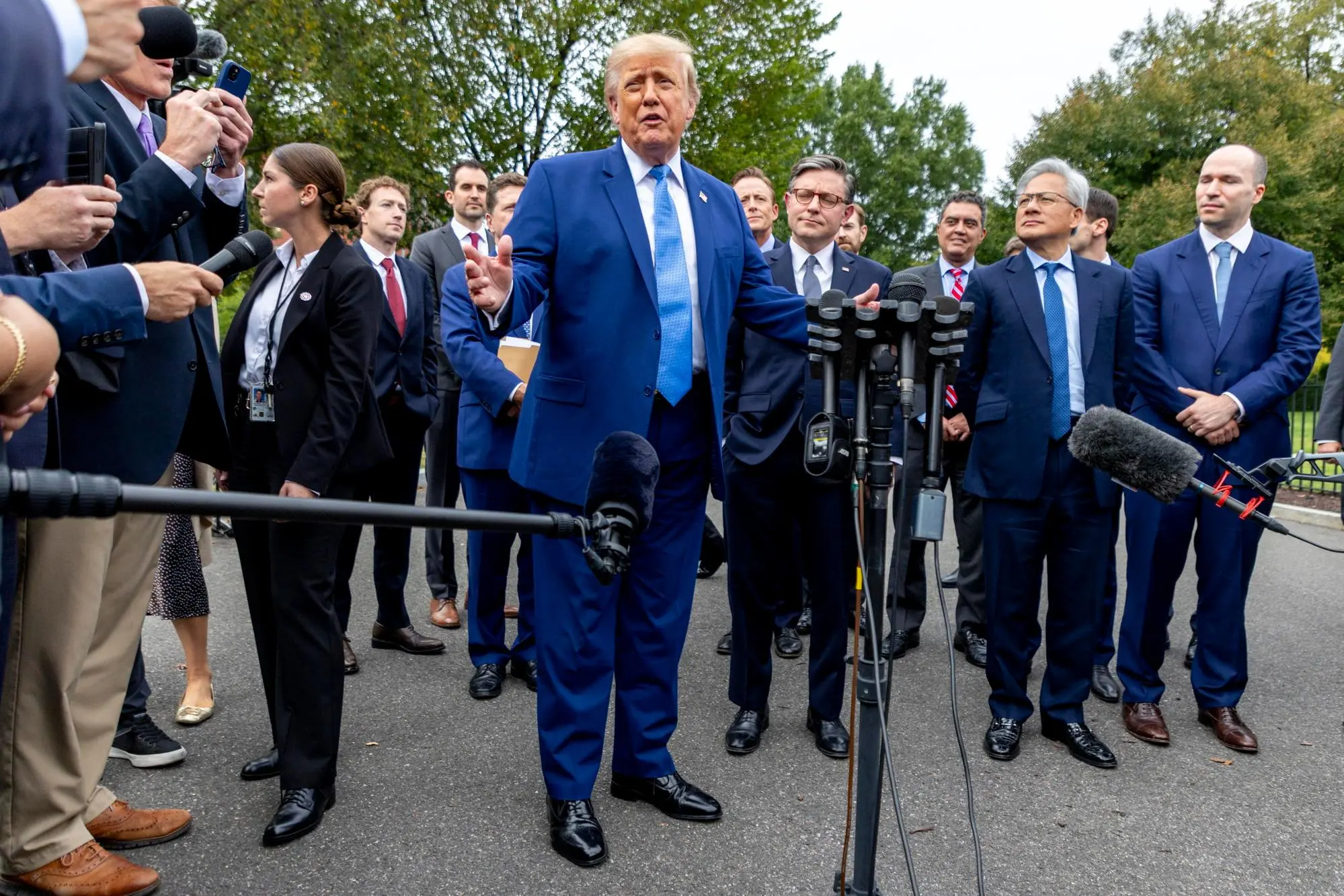 Trump con i leader delle principali aziende che operano nell'ambito IA (foto Ansa/Epa)