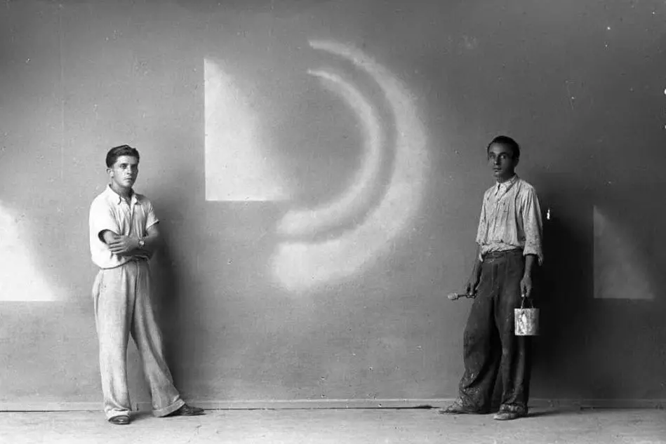 Il fotografo Zef  Mati Halili con un amico nel 1940 (Courtesy Museo Marubi/Courtesy Triennale di Milano)