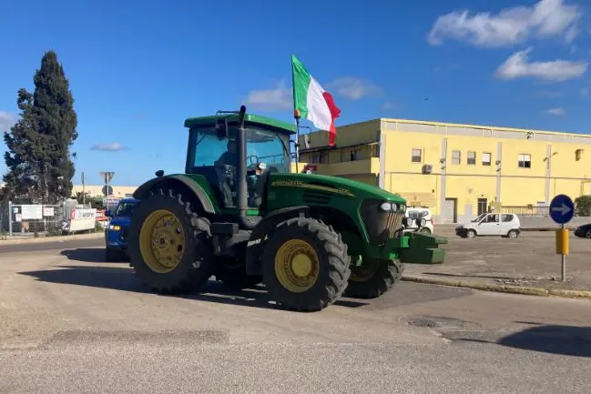 Uno dei trattori in marcia per Sassari (foto Pala)