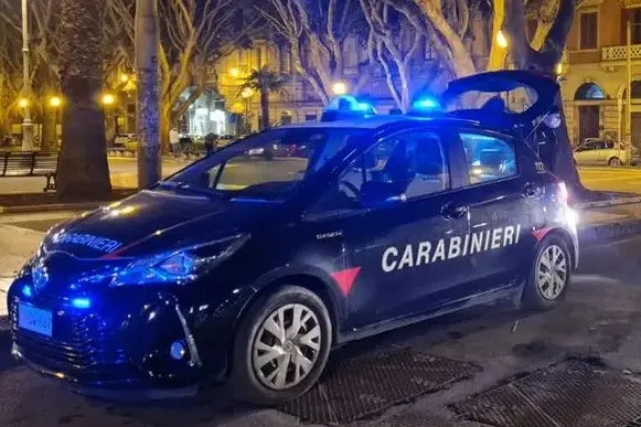 Un'auto dei carabinieri in piazza del Carmine