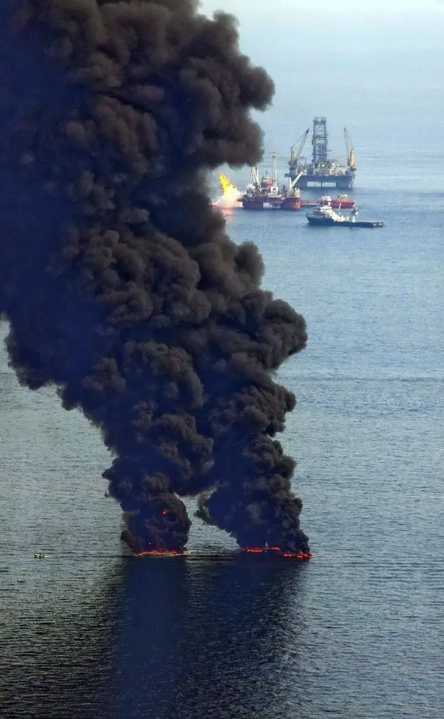 Il fumo denso e nero