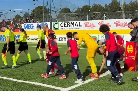 Alghero-Luogosanto, ingresso in campo delle squadre