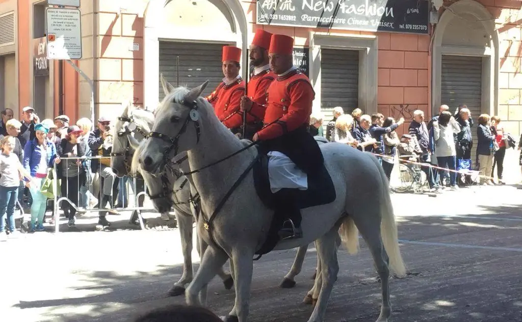 A cavallo (foto L'Unione Sarda - Vercelli)